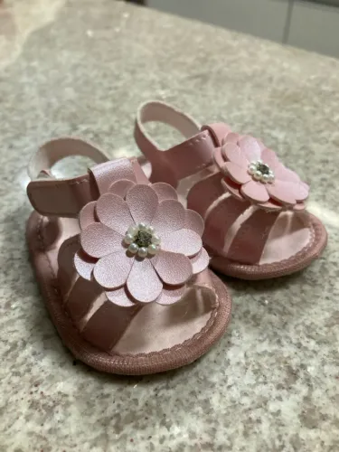 Sandálias de bebê com flor rosa