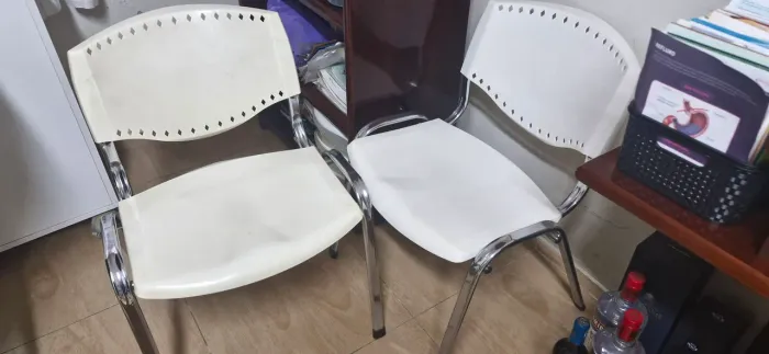Vendo cadeiras brancas