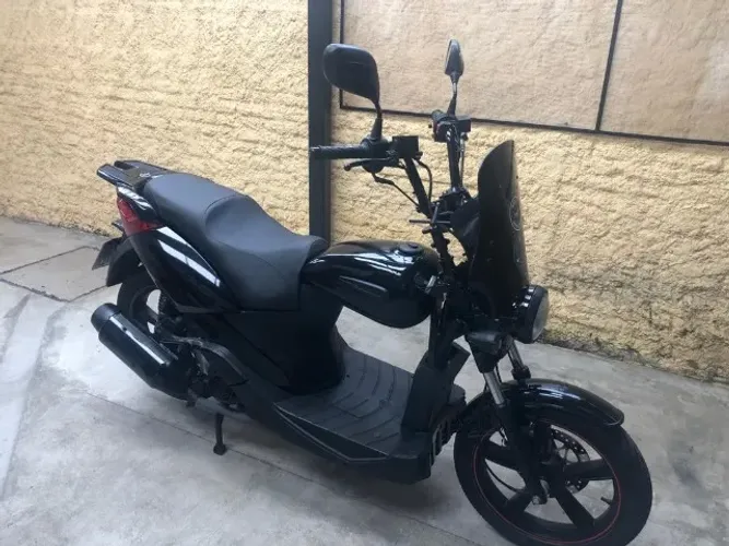 Linda Scooter Cityclass 200i customizada TROCO maior ou menor