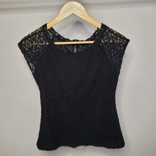 PROMOÇÃO Blusa feminina preta com renda - Tamanho P