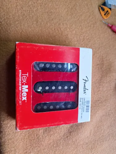 Captadores retirados de guitarra squier Fender.