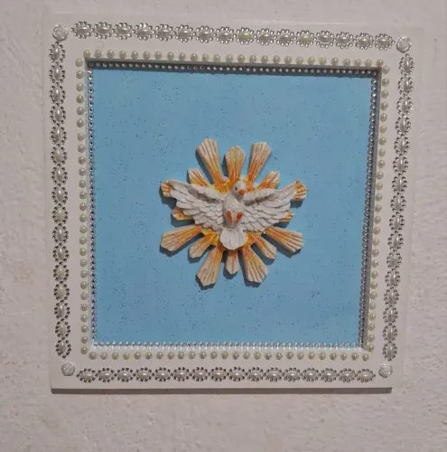 Quadro religioso com pomba branca