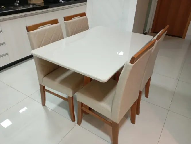Mesa de Jantar Elegante com 4 Cadeiras resistente de madeira