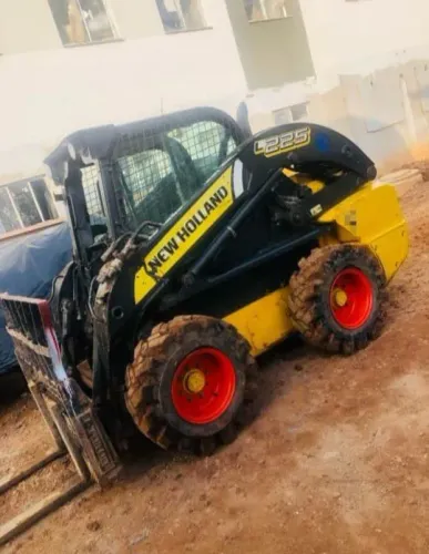 Mini Carregadeira New Holland L225 