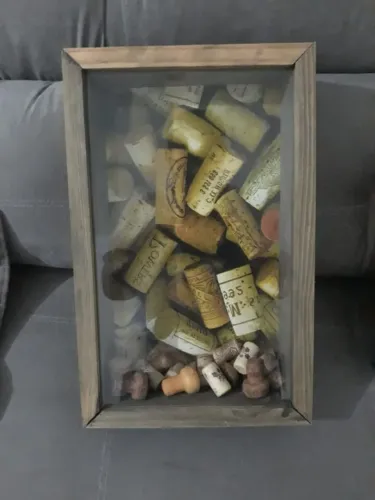 Quadro porta e tampinhas e rolhas 