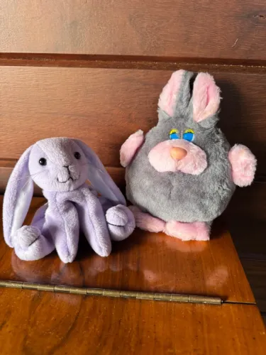 PAR DE COELHINHOS DE PELÚCIA- UM DELES DA ESTRELA