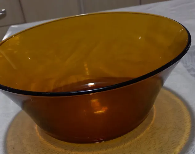 Uma tigela colorex de 22cm