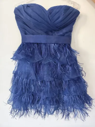Vestido de festa de plumas 