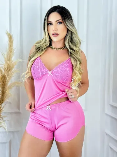 Conjunto de pijama rosa com detalhes em renda