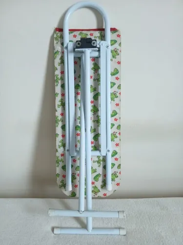Tabua de passar roupa e ferro de brinquedo