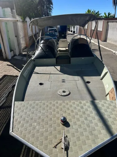 Lancha Metal Glass com Motor Mercury de 90HP 