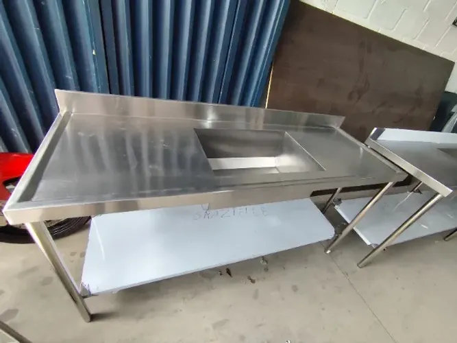 Pia Inox 2,20m com bojo 60x40 e estrutura reforçada