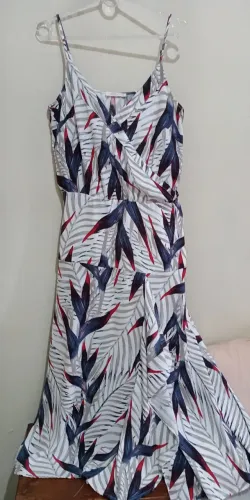 Vestido Estampado Estiloso Estilo Sereia, com Uma Fenda Discreta