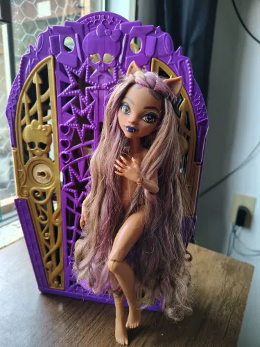Clawdeen + caixão suporte - Monster high 