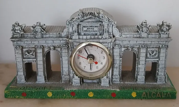 Relógio Decorativo em Resina - Puerta de Alcalá - Espanha