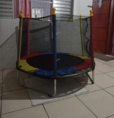 Cama elástica infantil com rede de proteção