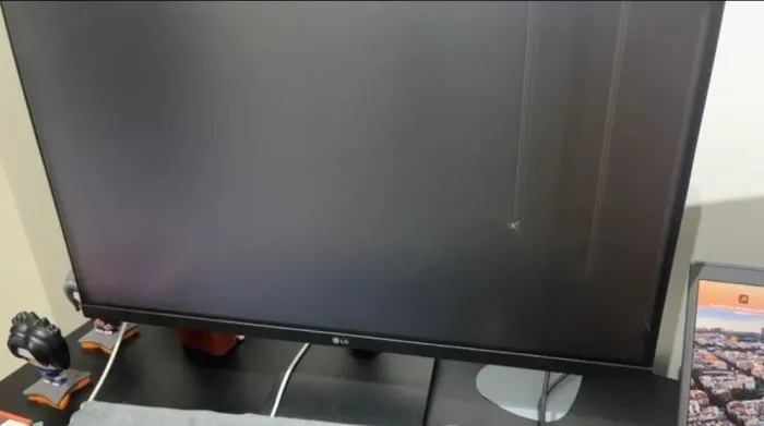 TELA LG 27 POLEGADAS COM DEFEITO NA TELA PRA TIRAR PEÇAS 