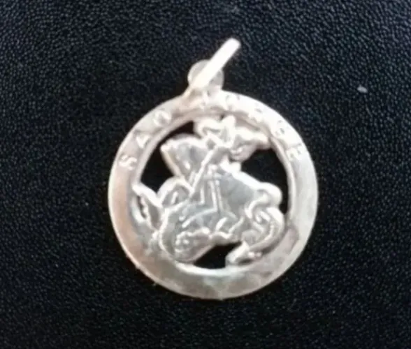 belíssima medalha de são Jorge feitas em prata