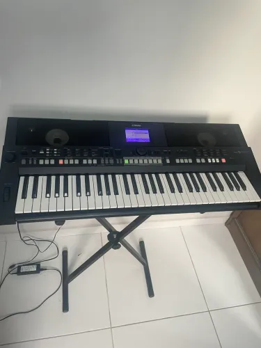 Teclado Yamaha PSR S650 (nunca foi aberto, único dono e está impecável!)