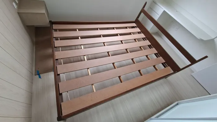 Cama queen de madeira 