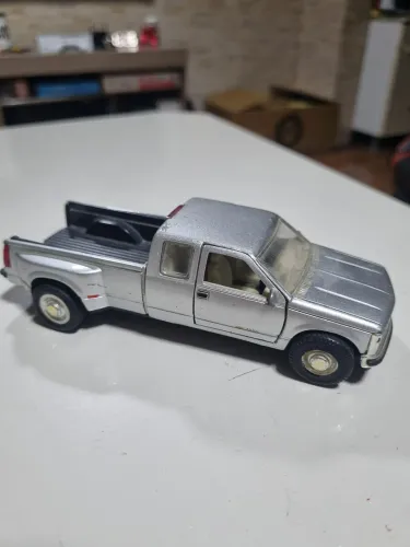 Miniatura caminhonete Chevrolet C/K 3500 Dually prata