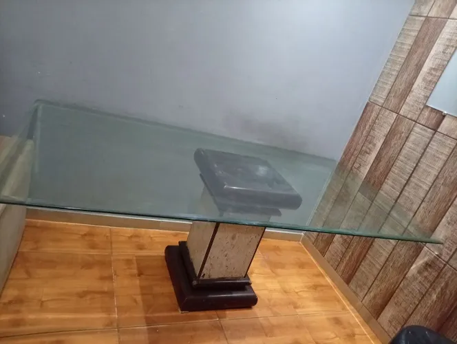 Vende se uma mesa de vidro 2/1