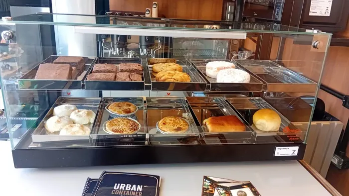 Atendente para balcao de cafeteria .