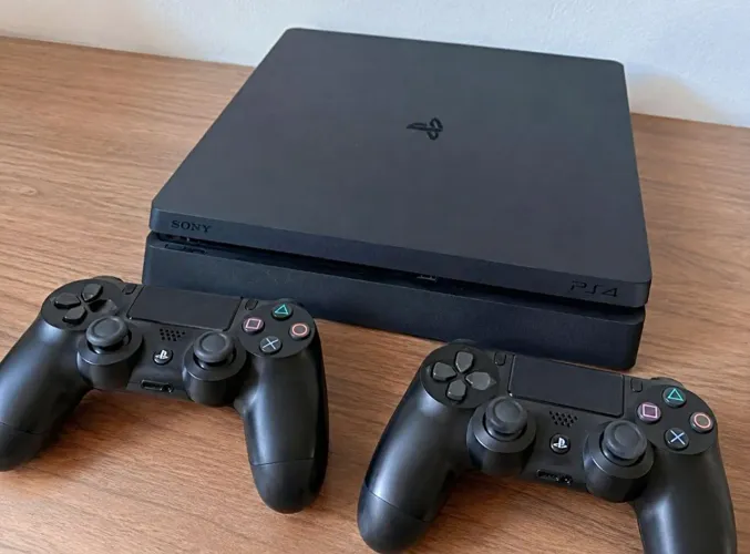 PS4 Slim 1TB + 2 Controles + 3 Jogos
