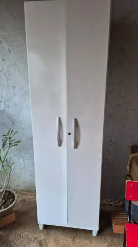 Armário multiuso com prateleiras
