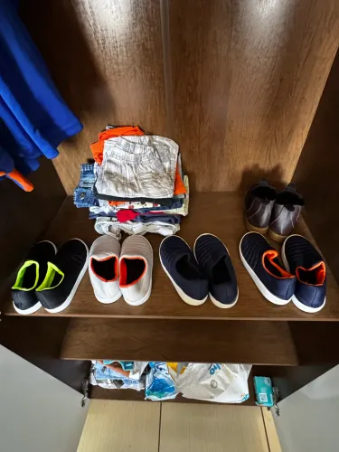 5 pares de calçados 26/27 + mudas de roupas infantil masculinas 