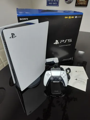 PS5 DIGITAL 825GB IMPECÁVEL + CONTROLE ORIGINAL + BASE SONY | NA CAIXA