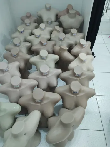 Vendo manequins e instalações para loja desapego