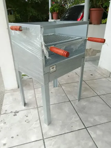 Churrasqueira tradicional, 40cm x 50cm x 80cm Altura, grelha inox, pés removíveis