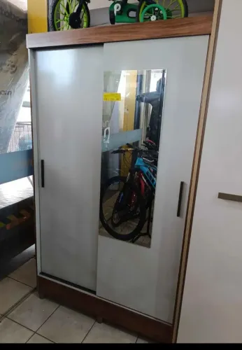 Guarda roupa de solteiro R$850,00 portas de correr