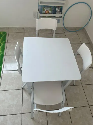 Kit mesa infantil com 4 cadeiras brancas