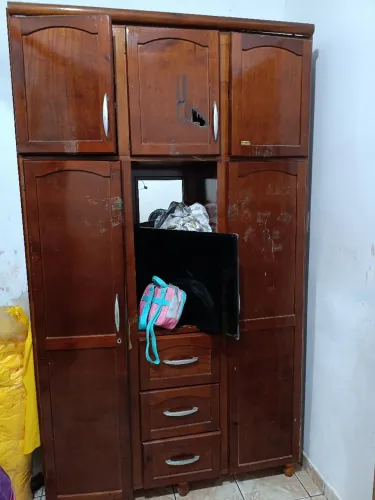 Guarda roupa de madeira