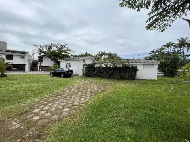 Lote/Terreno para venda possui 650 metros quadrados em  Guarujá/SP