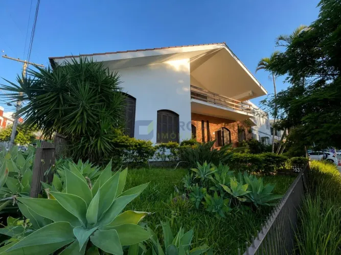 casa; 6 quartos;10 banheiros; 2 vagas; 600 metros quadrados; bairro Chácara das Pedras..
