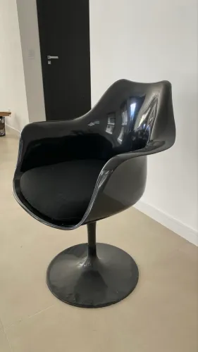 Cadeira Saarinen Fibra Preta material sintético Preto com Braço - Via Decor