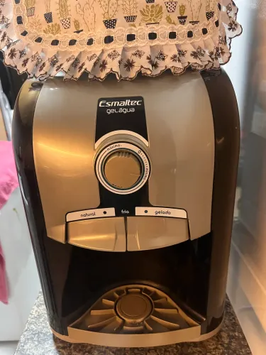 Vendo gelágua esmaltec com fruteira mais 4 garrafões