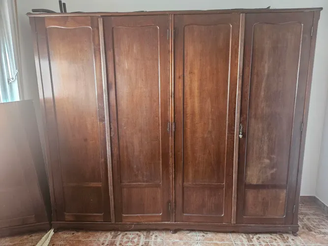 Armário antigo em madeira maciça