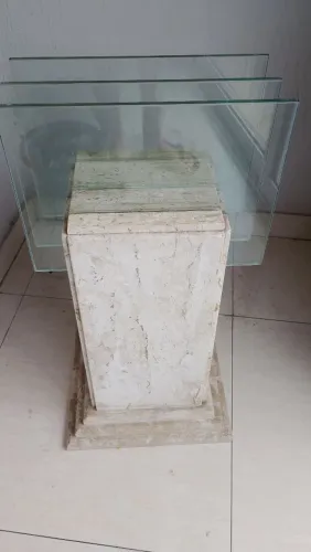 Coluna de mármore travertino.