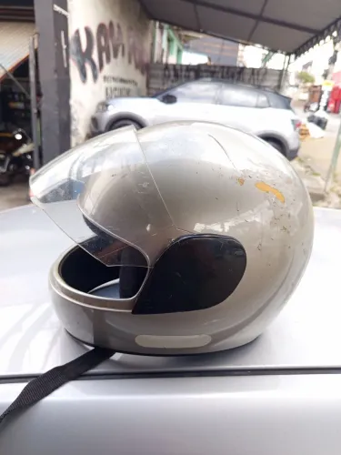 Capacete de moto usado 
