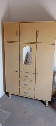 Guarda roupa de Madeira cor clara