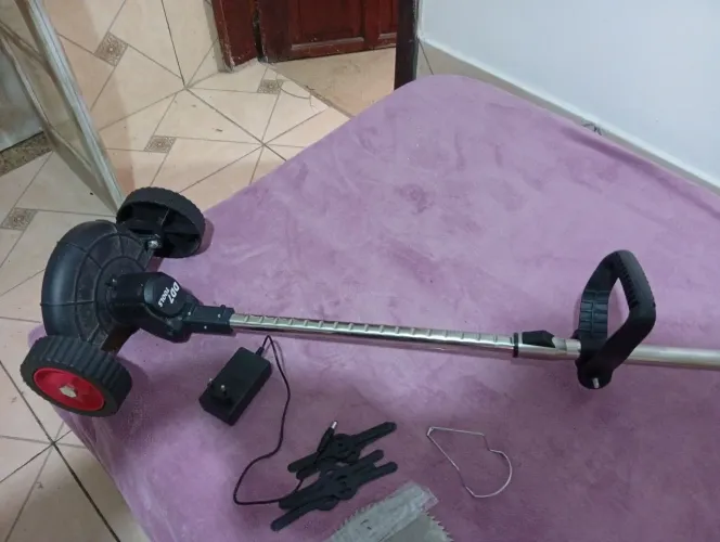 Aparador e cortador  de grama com baterias recarregáveis. Semi novo