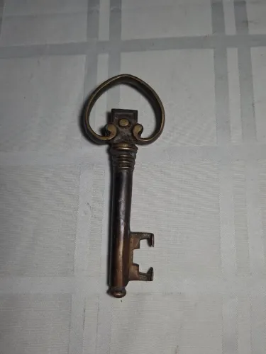 Abridor de garrafas e saca rolhas em formato de chave em bronze.
