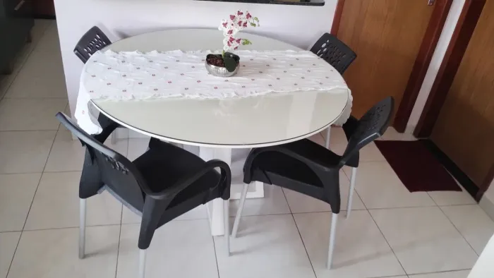 Mesa tampo de vidro com 4 cadeiras 