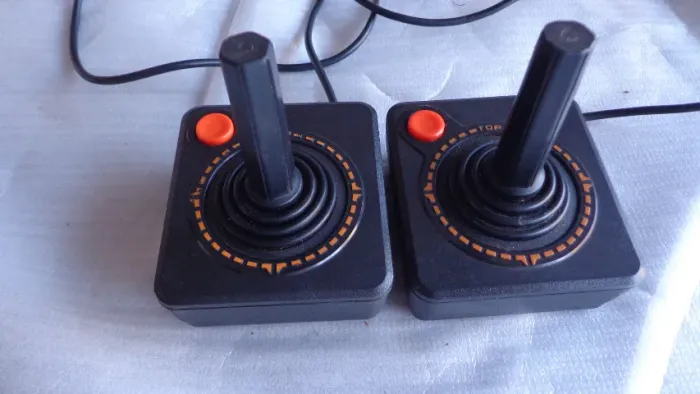 Par Controles Atari 2600 Original Antigo Joystick Coroados (Usado)