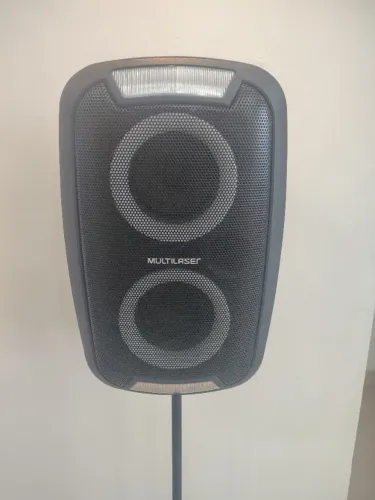 Caixa de Som Multilaser Modelo SP400, com pedestal em metal e carregador.