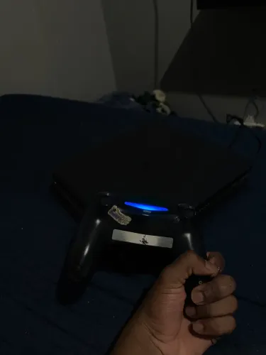 Ps4  mídia física ,1.000 gb acompanha um controle